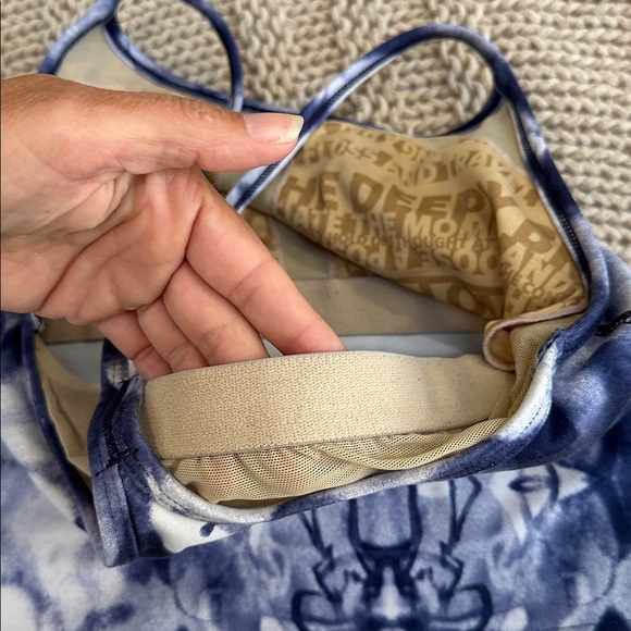 Lululemon- Blue and White Tie-Dye crop top with build in bra Tank Top size 4 - Picture 5 of 7